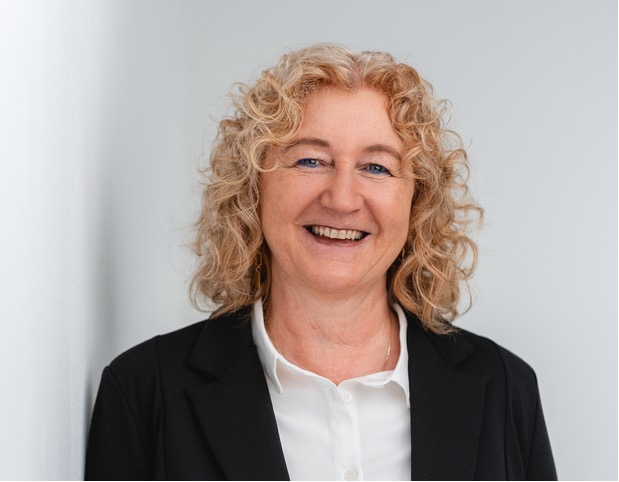  Claudia Heil